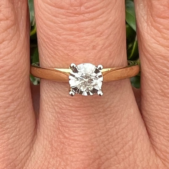 10K yellow gold 1/4 Carat T.W. Round Diamond 10 kt Solitaire Ring size 7 - Picture 6 of 14